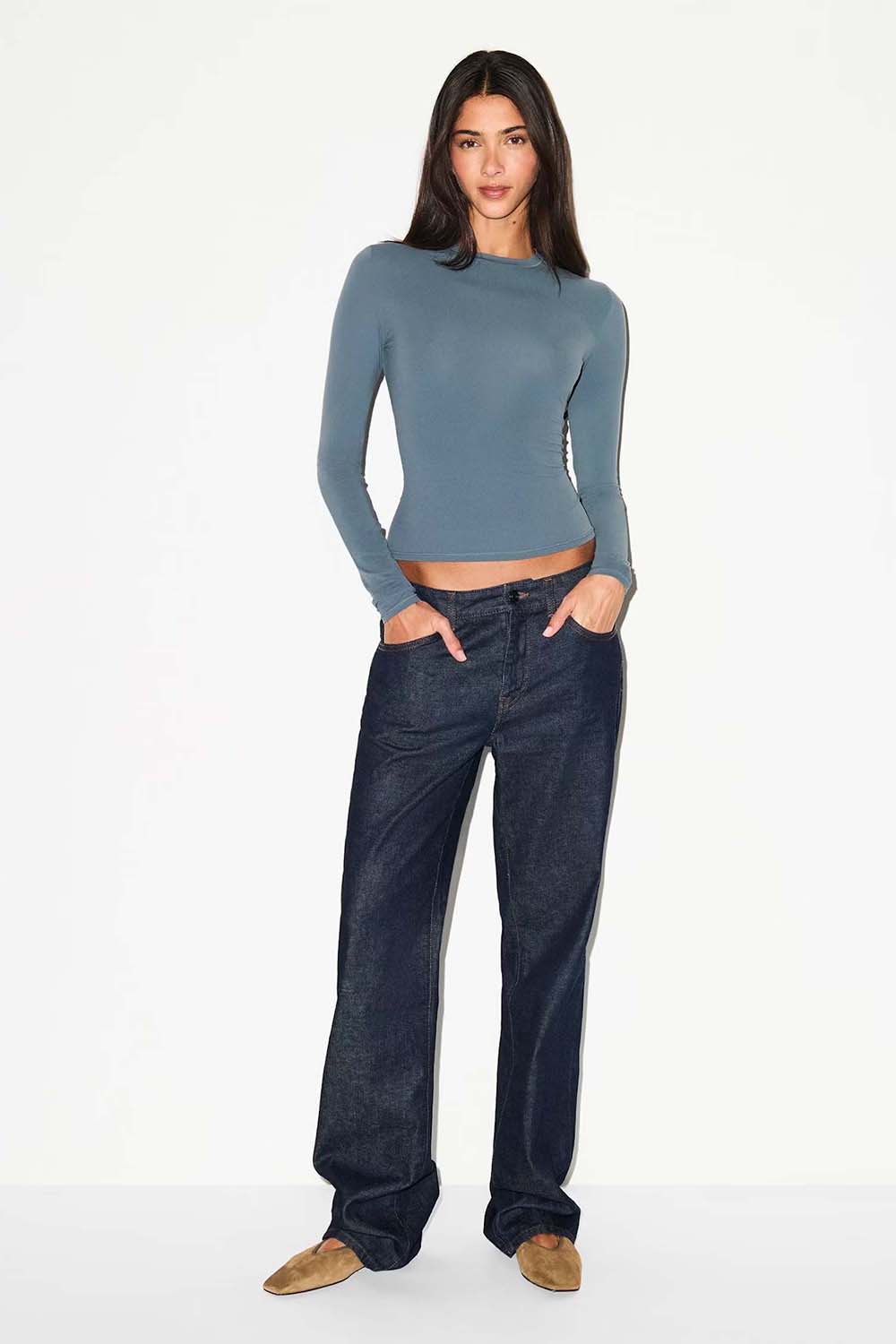 תמונת כל הלוק של LONG SLEEVE T-SHIRT